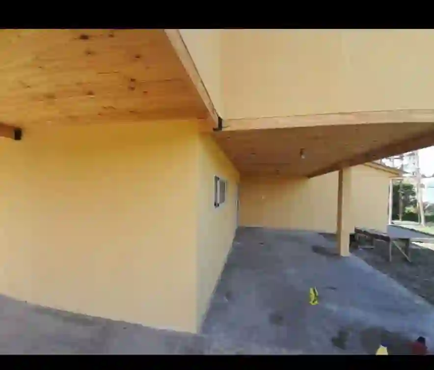 Galería techada con estructura de madera