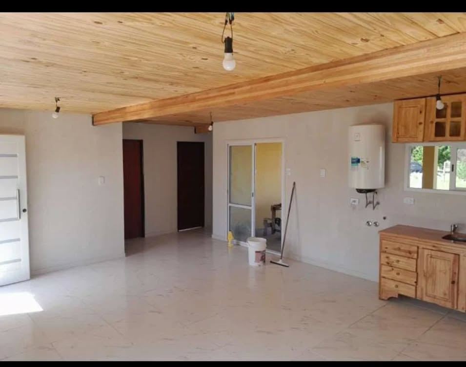 Living-comedor con techo de madera y cocina