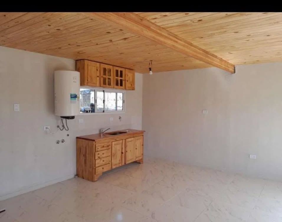 Cocina con muebles de pino y porcelanato