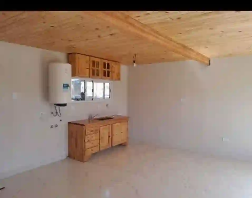 Cocina con muebles de pino y porcelanato