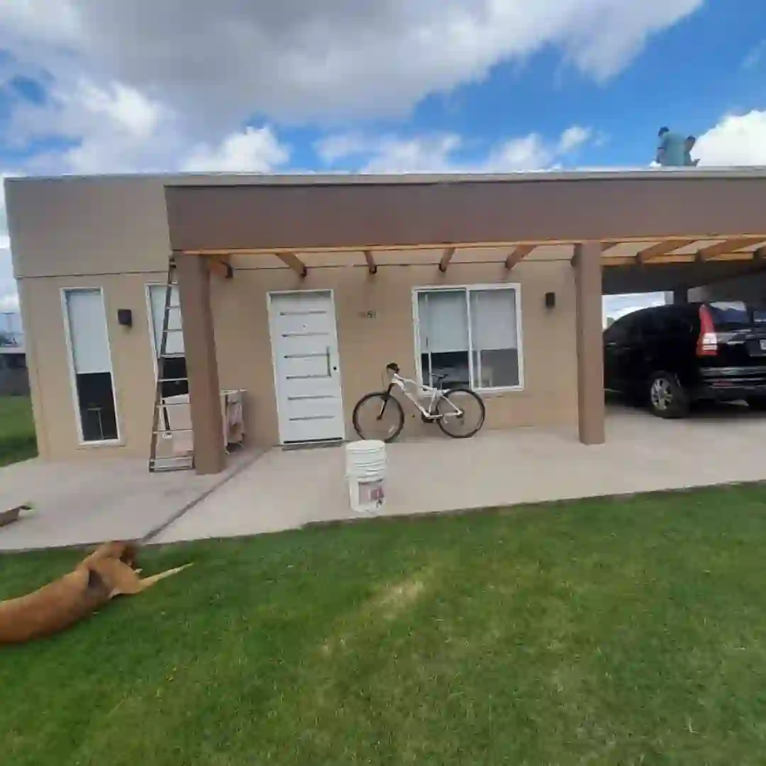 Casa Wood Frame con cochera integrada — frente