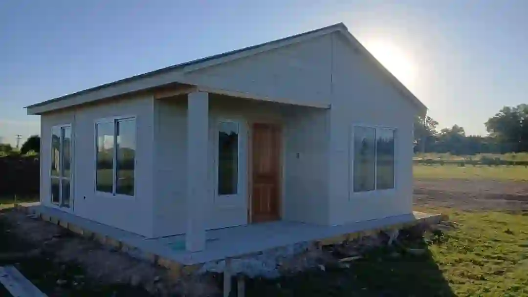 Casa Wood Frame terminada — luz dorada