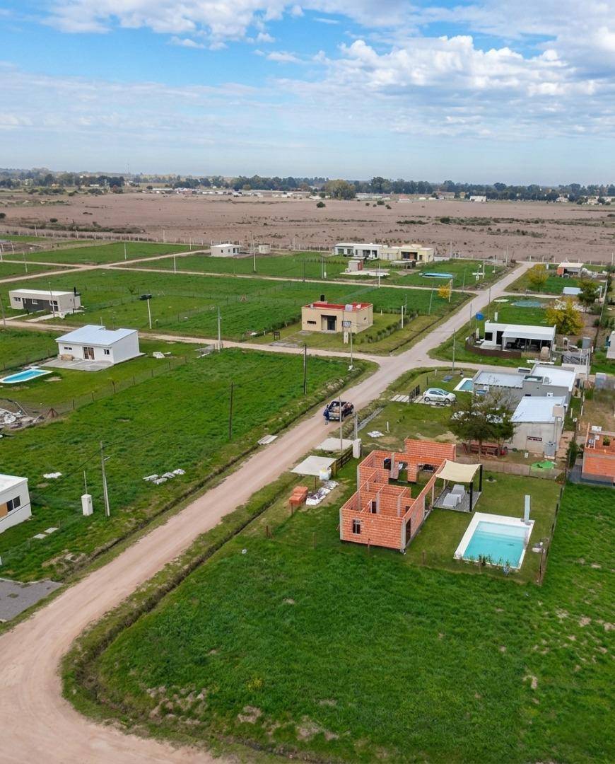 Laureles Village — Lotes con viviendas y piletas