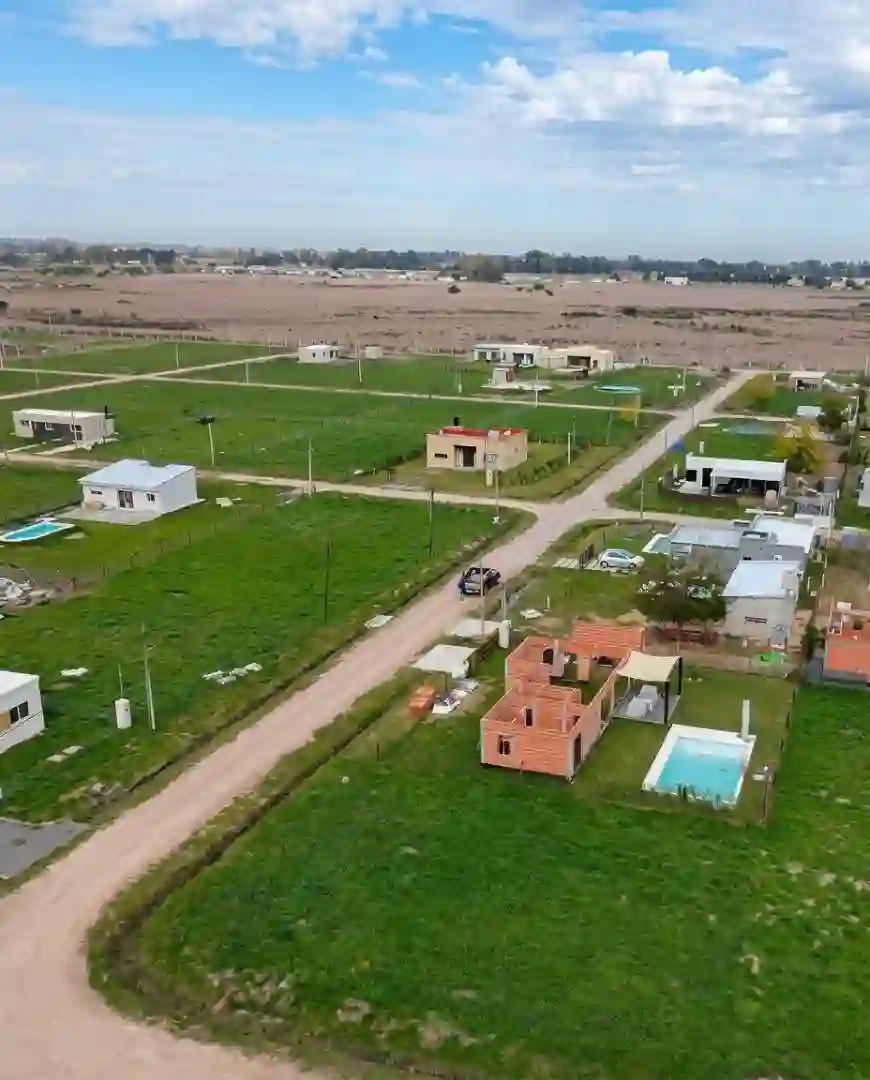 Laureles Village — Lotes con viviendas y piletas