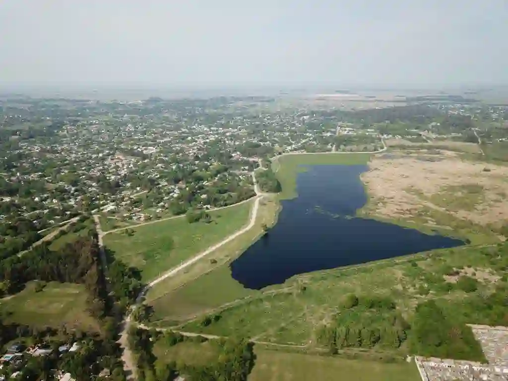 Laureles Village — Vista panorámica con la laguna