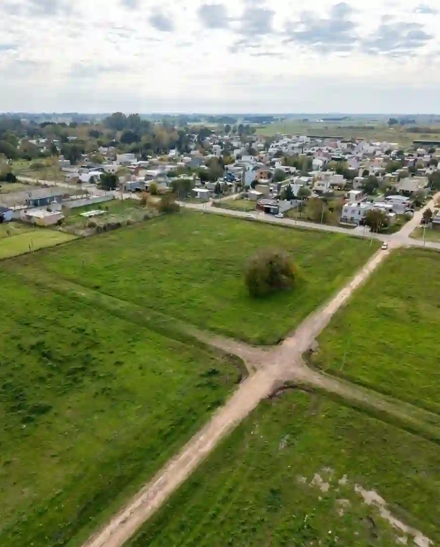 Altos de Lavalle — Vista aérea con el pueblo al fondo